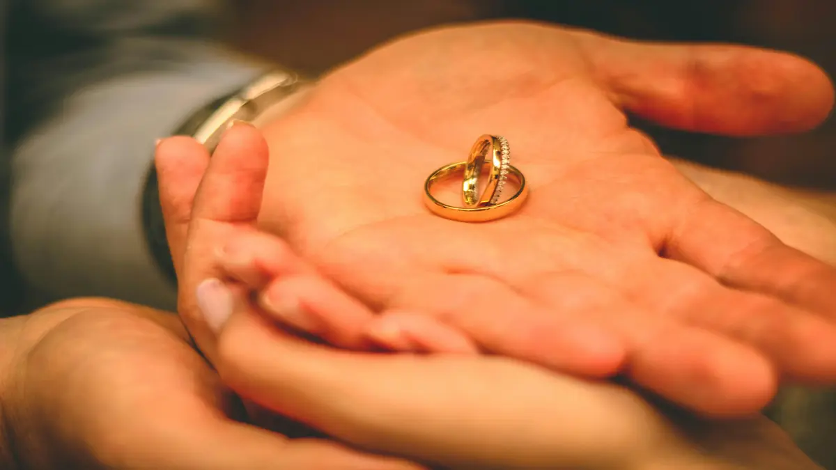 Anel de noivado com a futura aliança de casamento