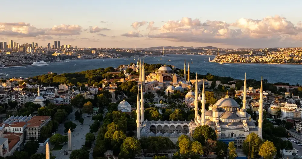 Vista aérea de Istambul com mesquitas e o estreito do Bósforo ao fundo